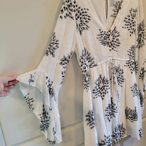 Prómesa White Black Abstract Floral Flowy Sleeve Boho Mini Dress - Picture 3 of 7